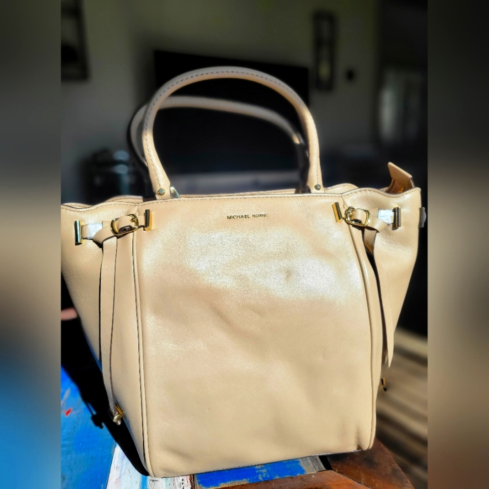 COPY - MICHAEL Michael KorsAmelia Medium Zip Tote MAKE ME AN OFFER😊